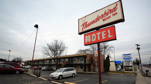Thunderbird Motor Inn Baraboo Exterior photo