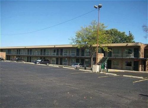 Thunderbird Motor Inn Baraboo Exterior photo