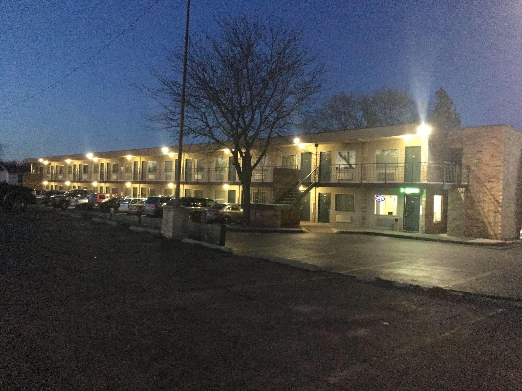 Thunderbird Motor Inn Baraboo Exterior photo